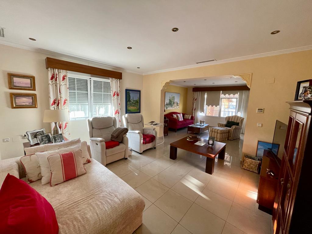 Villa for sale in Albatera