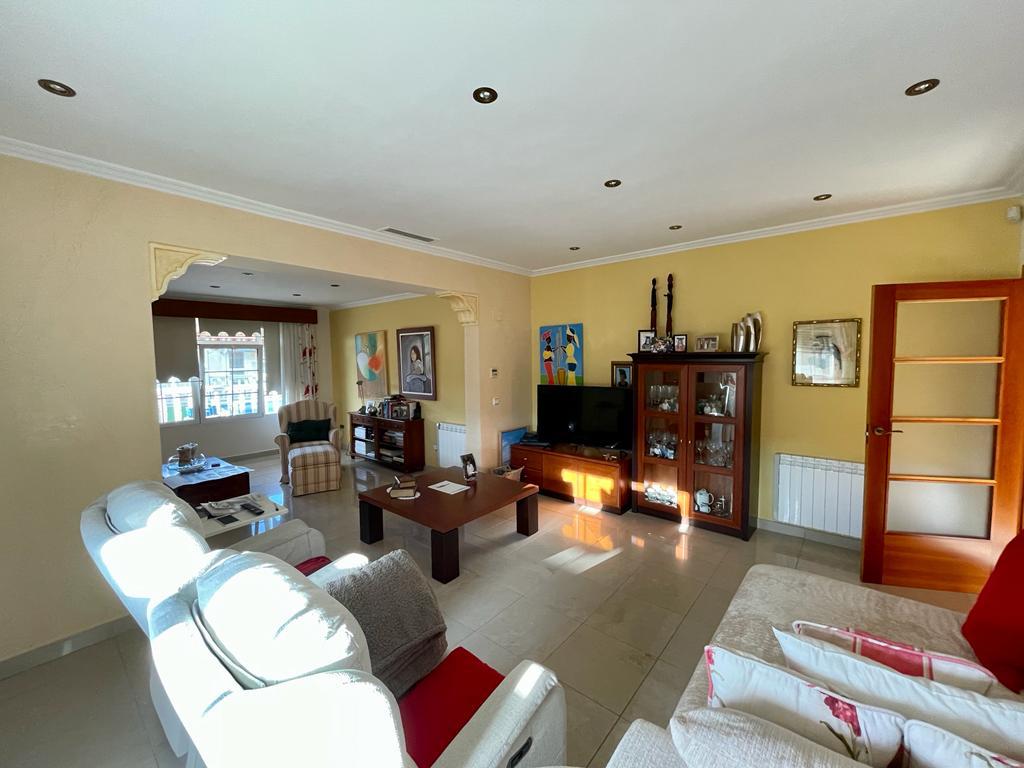 Villa for sale in Albatera