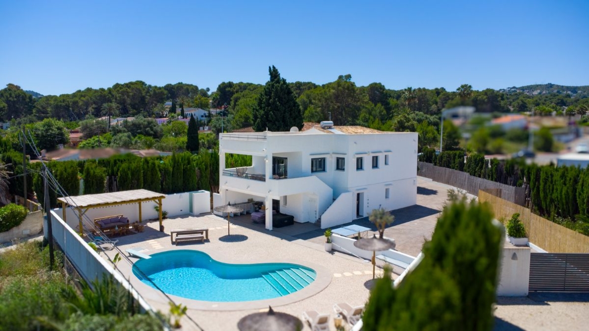 Villa close to beach for sale in Javea