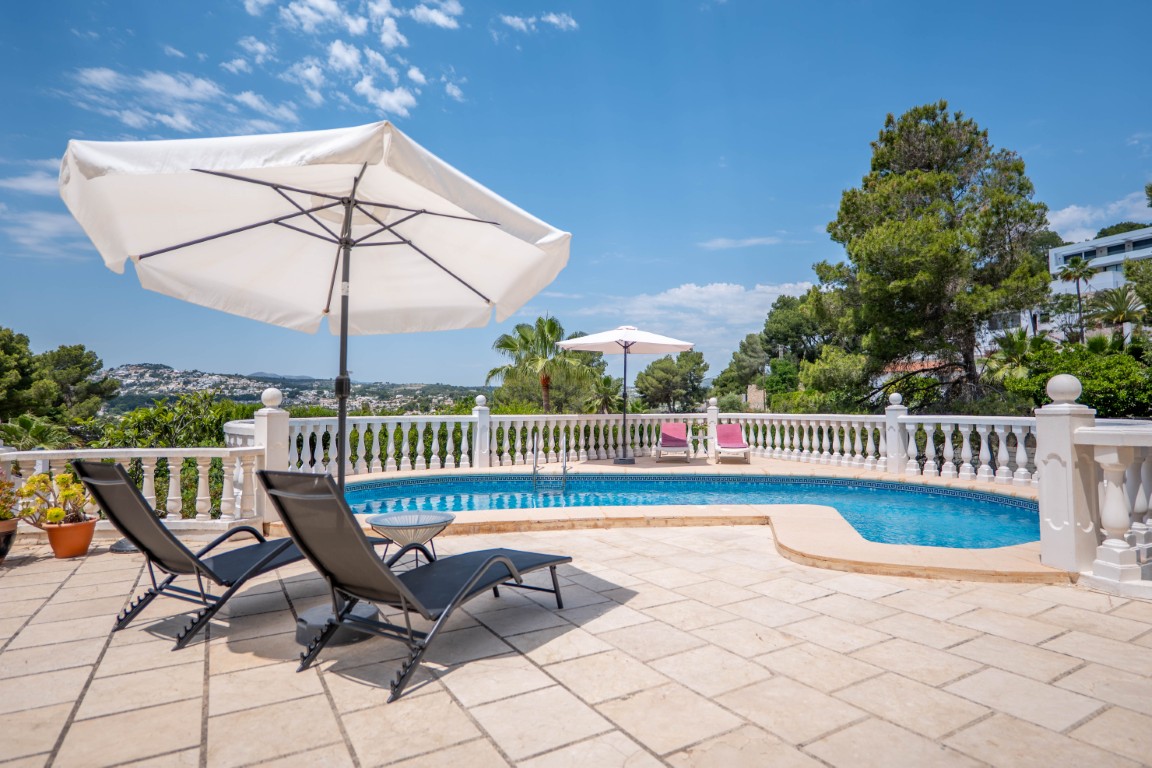 Renovated villa with expansion potential and open views in Moraira