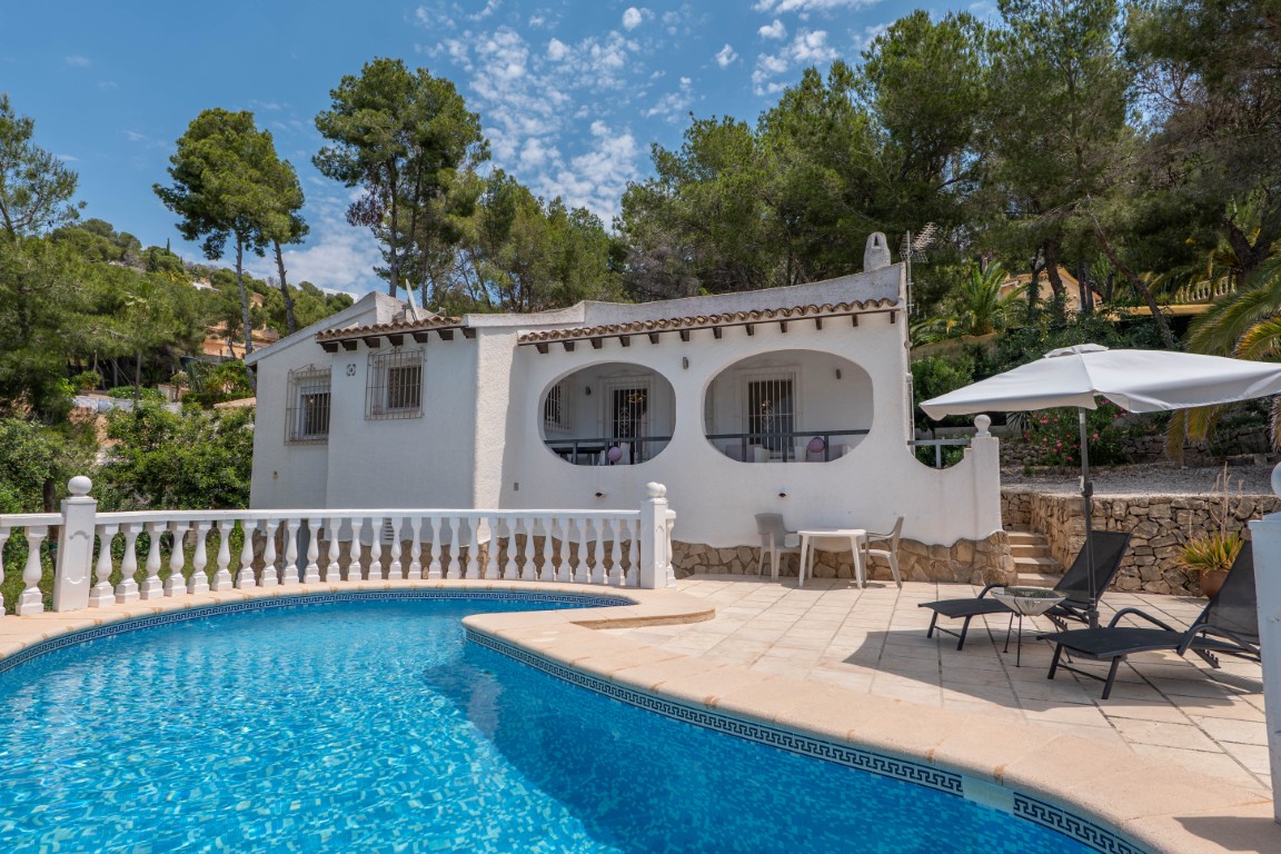 Renovated villa with expansion potential and open views in Moraira