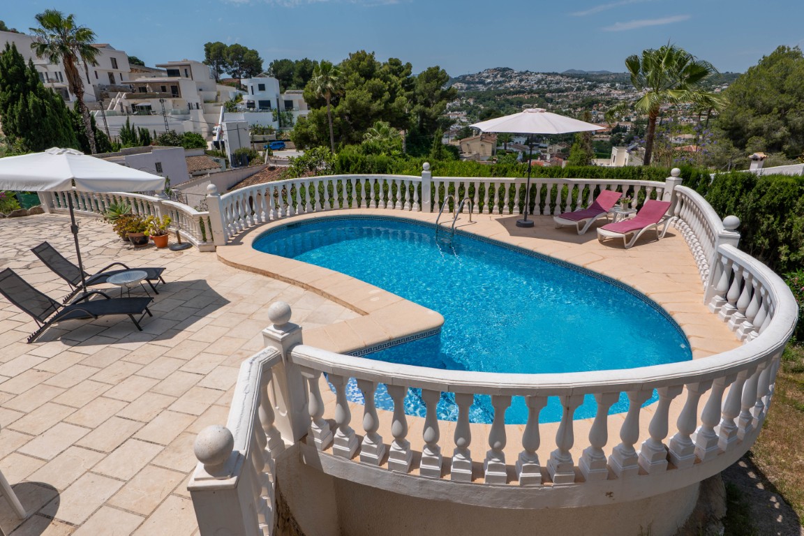 Renovated villa with expansion potential and open views in Moraira
