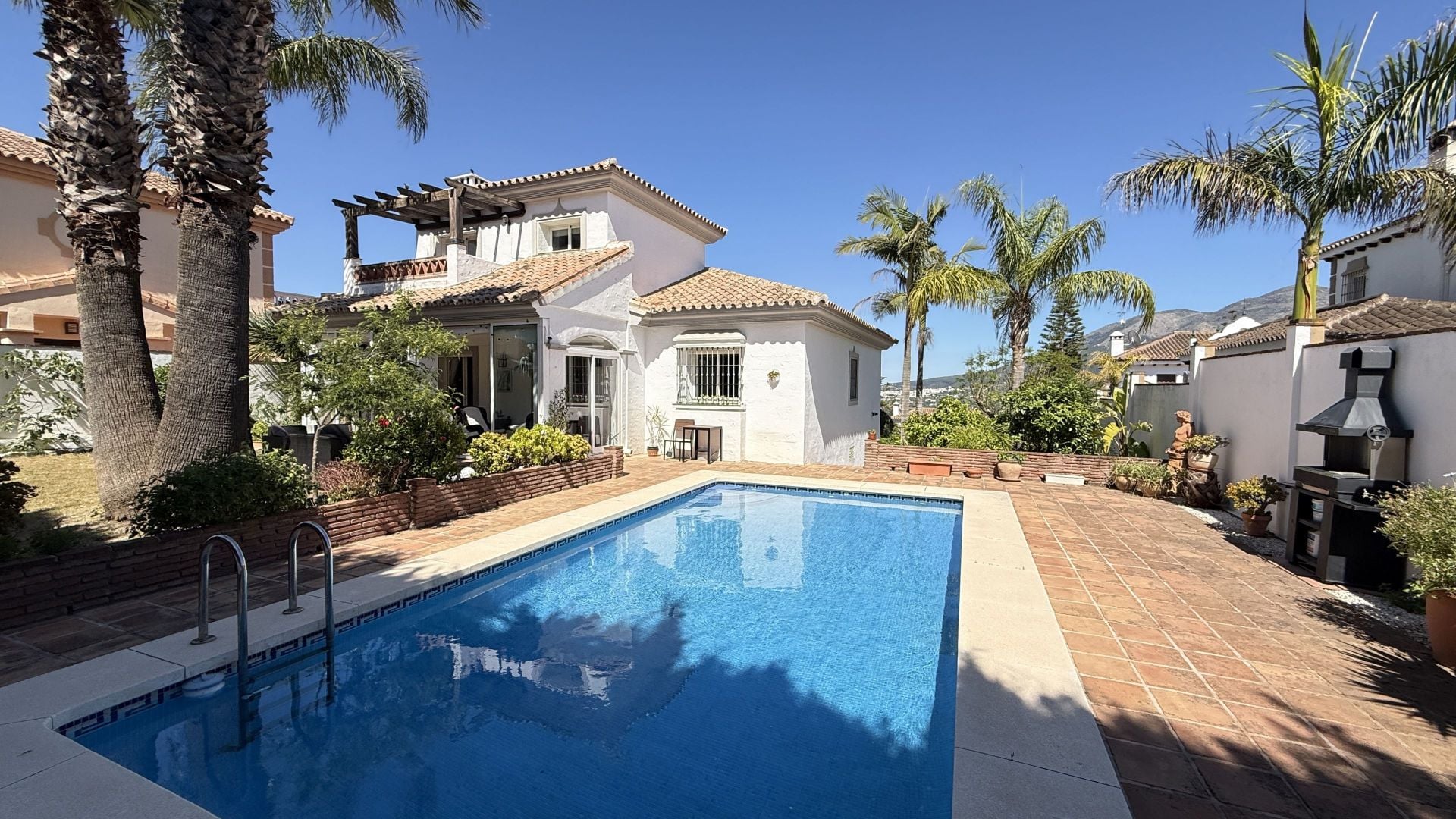 Villa for sale in Coín