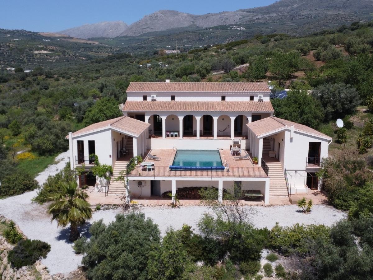Villa for sale in Alcaucín
