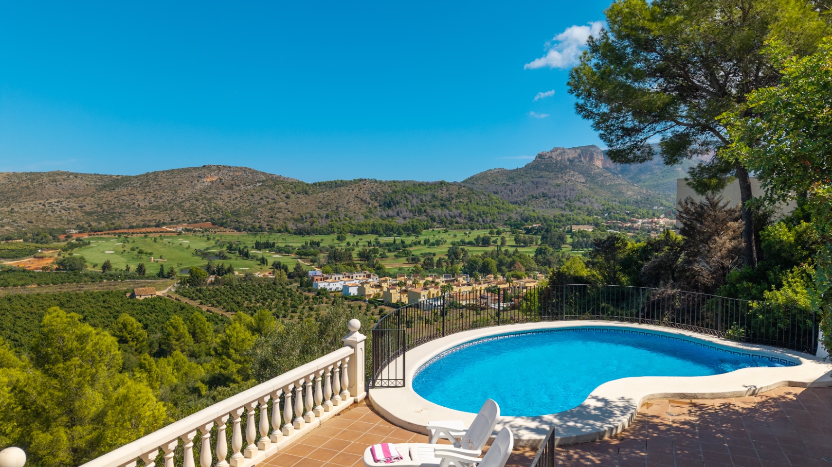 Villa for sale in Pedreguer