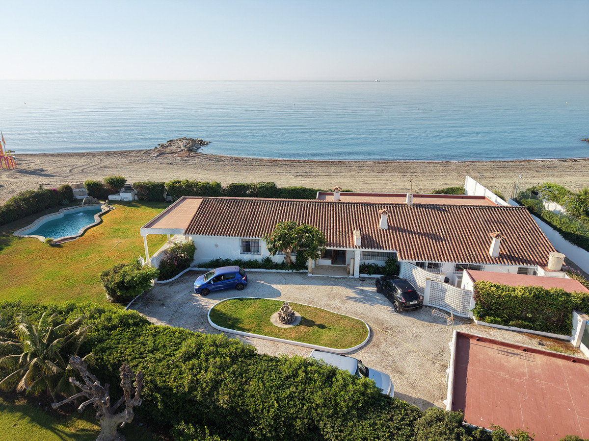 Villa for sale in Guadalmina Baja