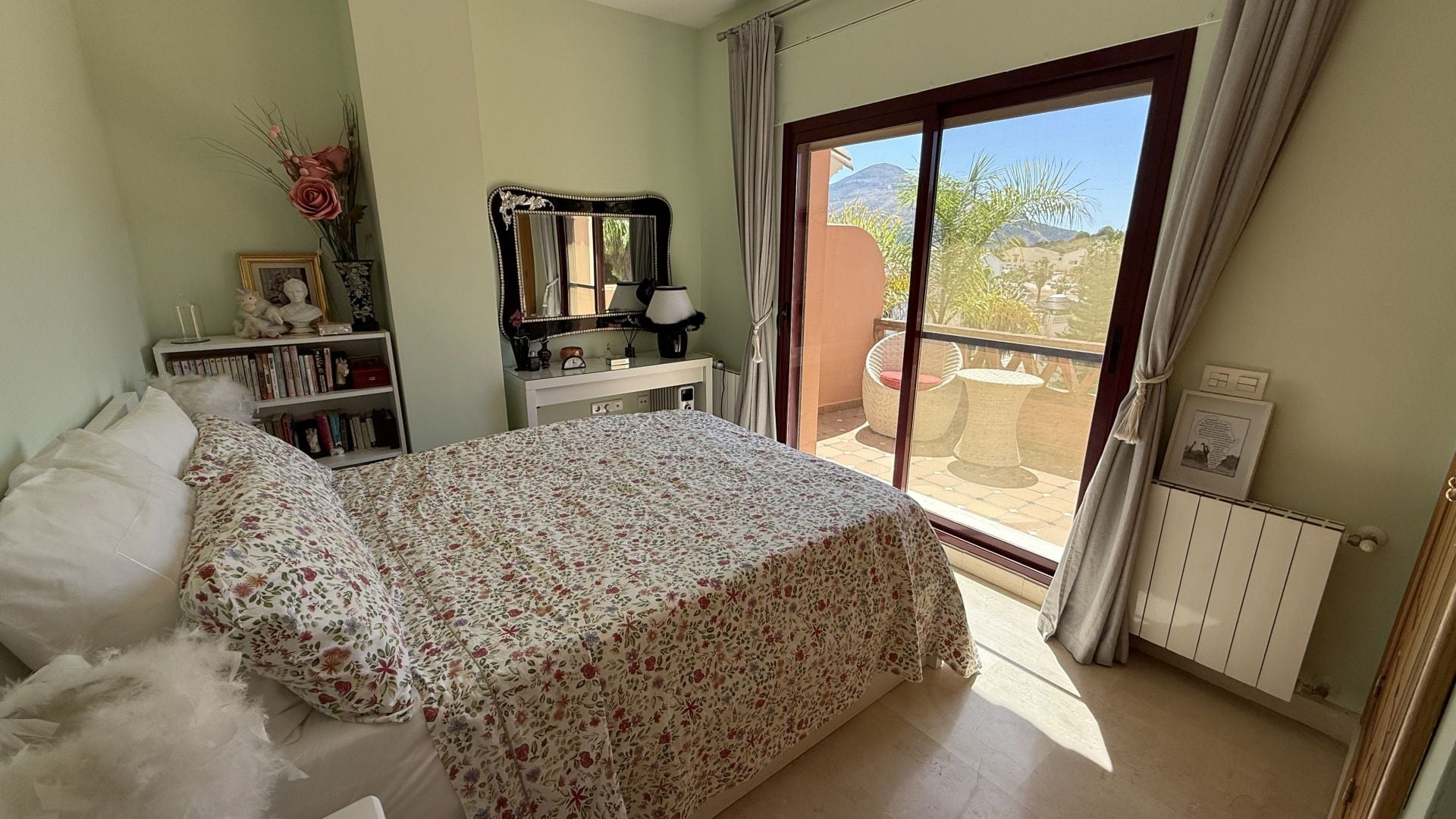 Villa for sale in Coín