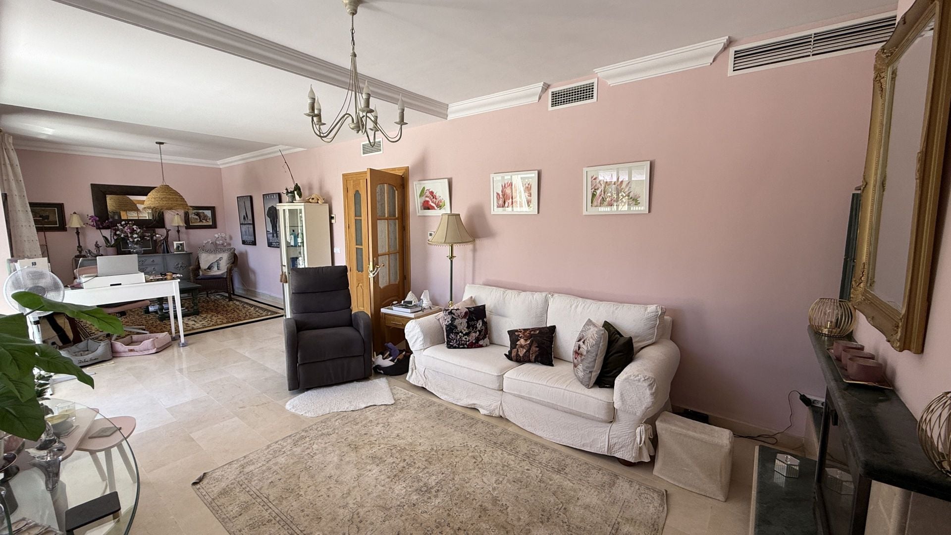 Villa for sale in Coín