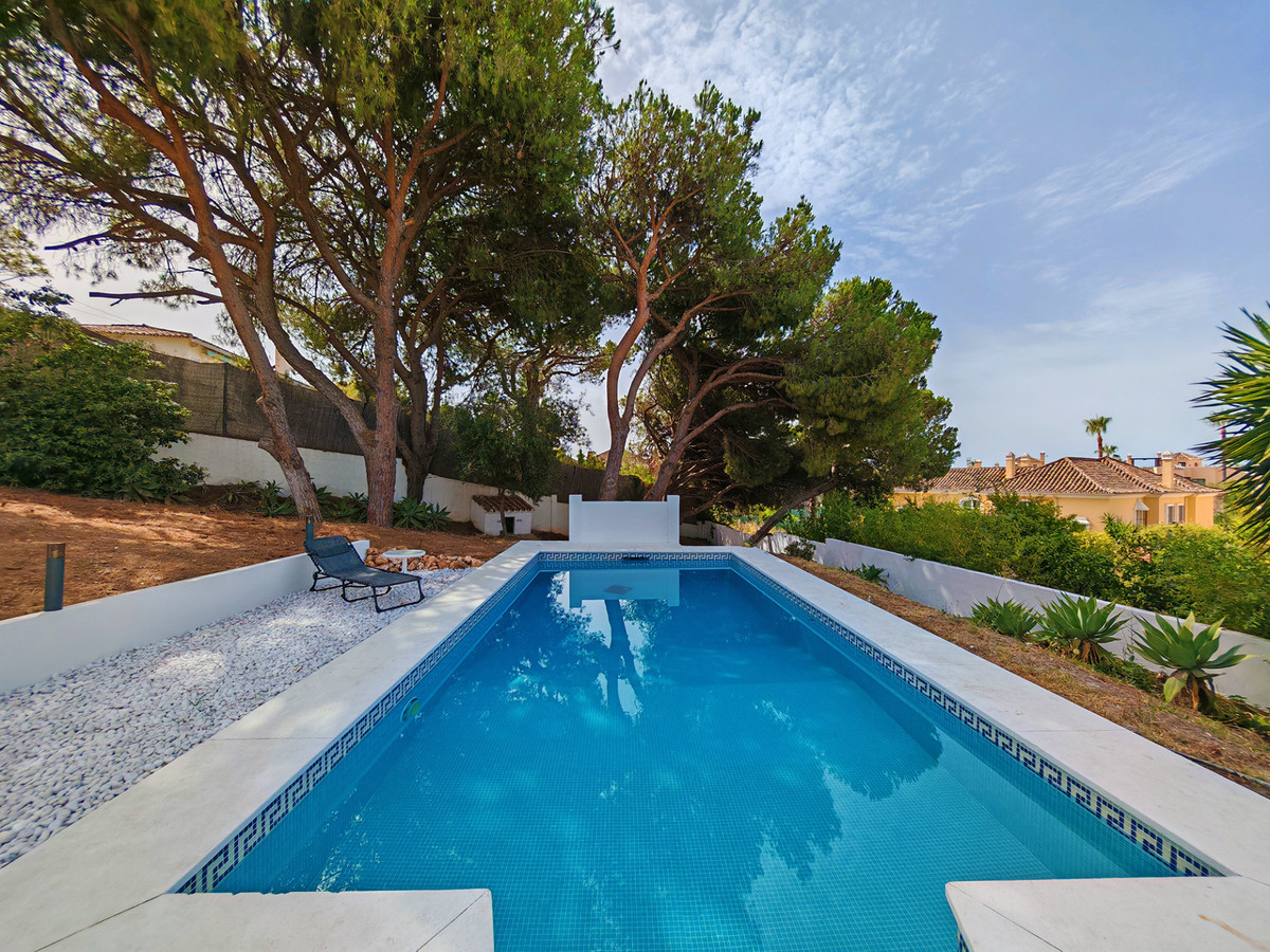 Villa for sale in Elviria