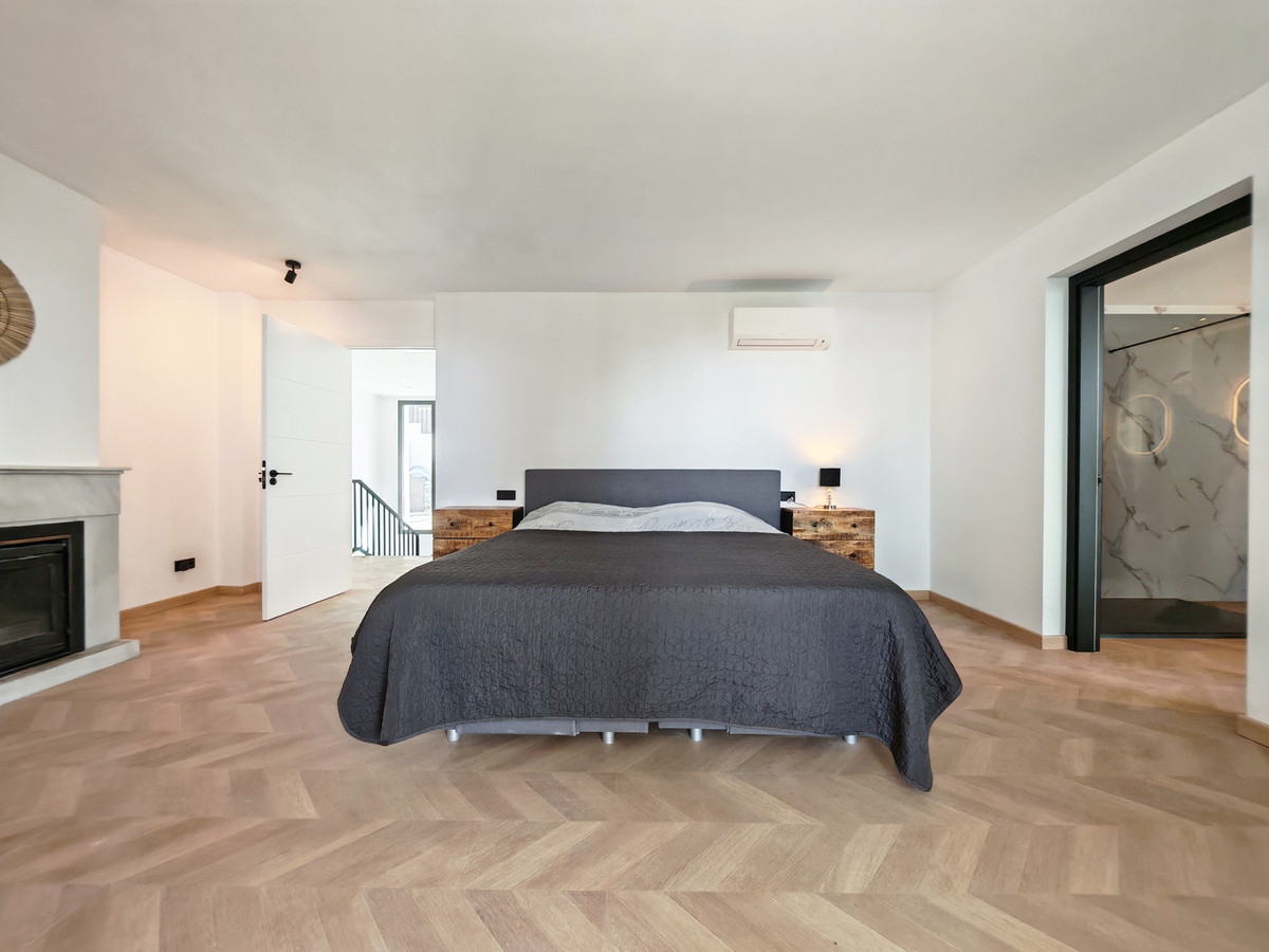 Villa for sale in Elviria