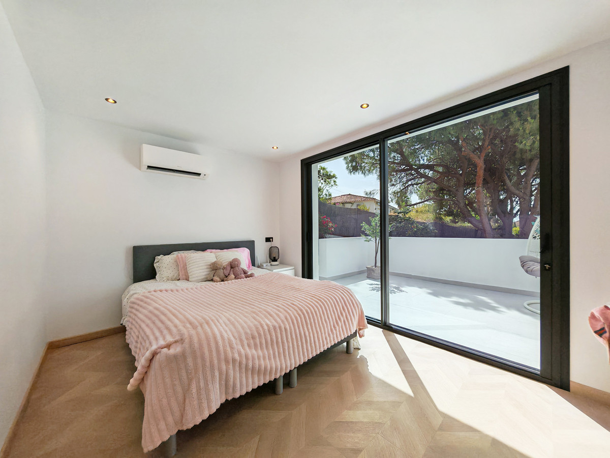 Villa for sale in Elviria
