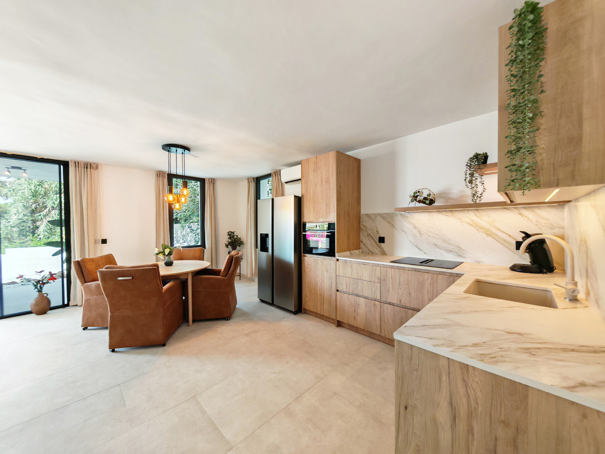 Villa for sale in Elviria