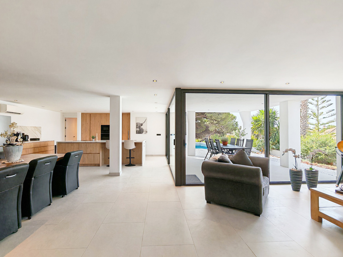Villa for sale in Elviria
