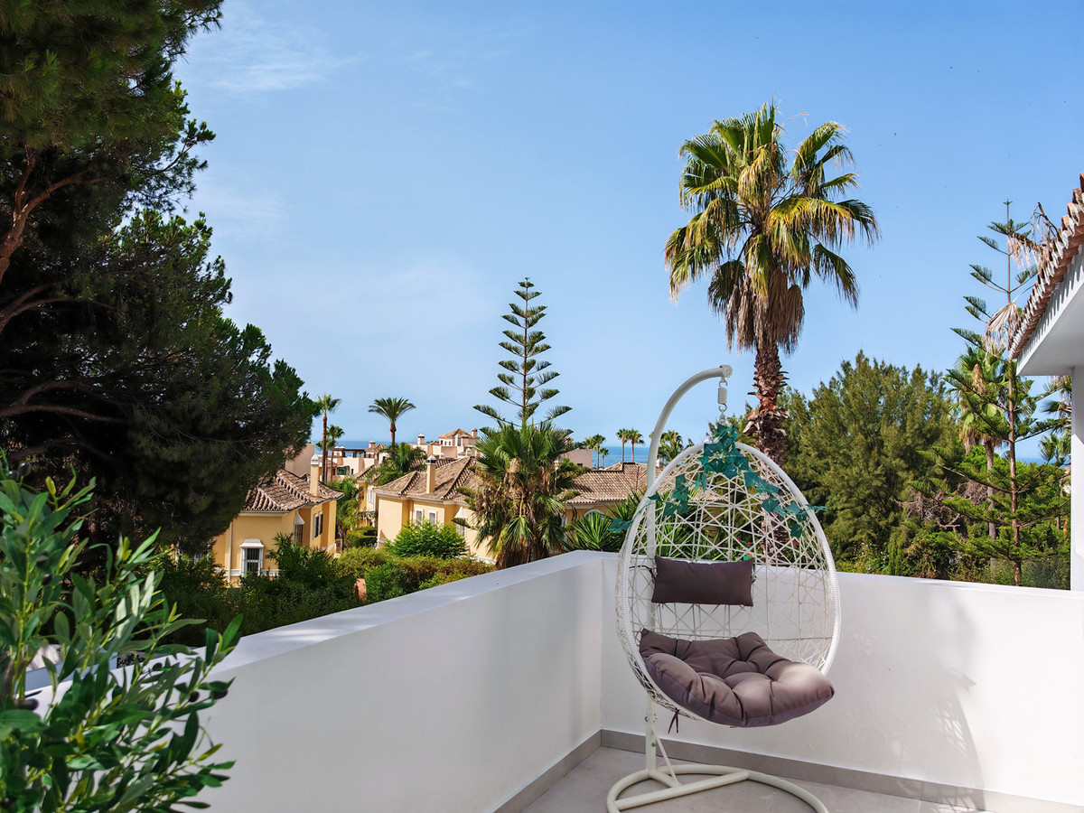 Villa for sale in Elviria