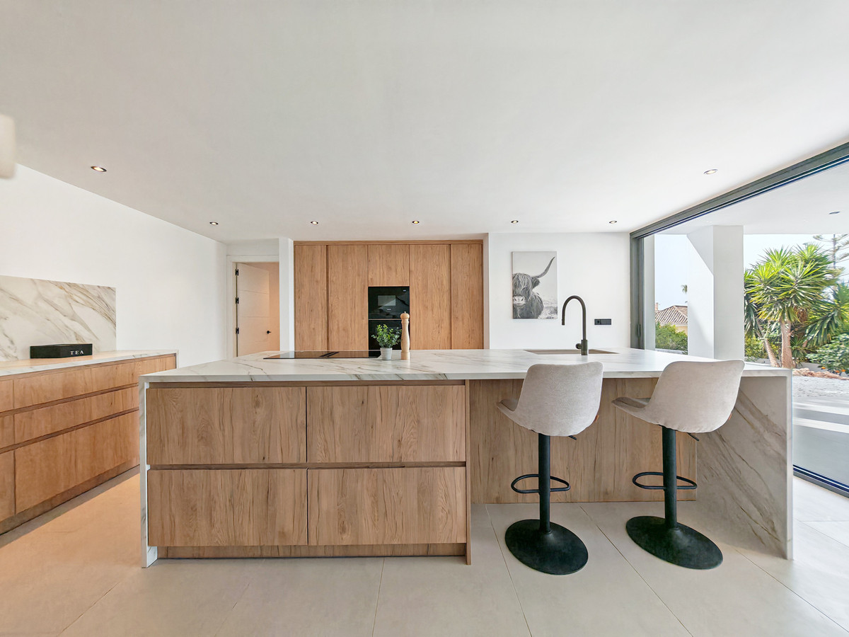 Villa for sale in Elviria