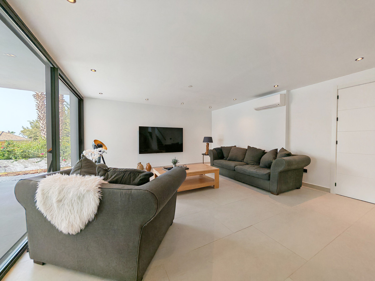Villa for sale in Elviria