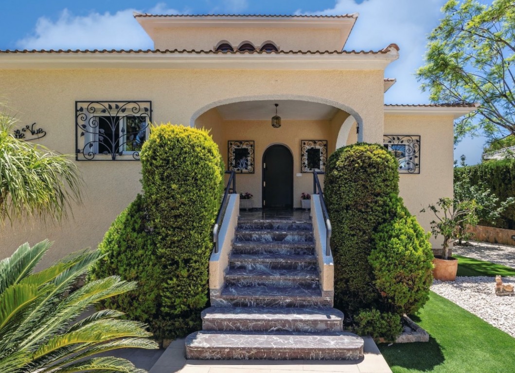 Villa for sale in Benidorm