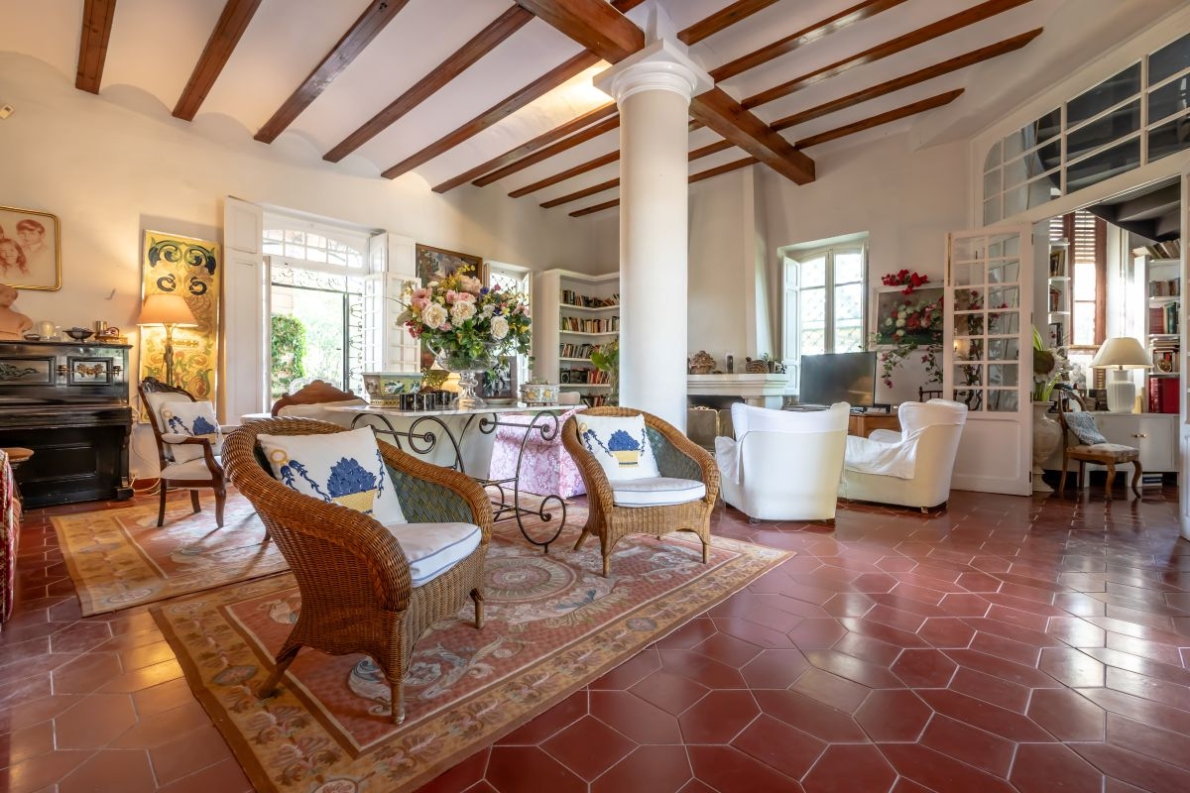 Unique villa with pool for sale in Naquera