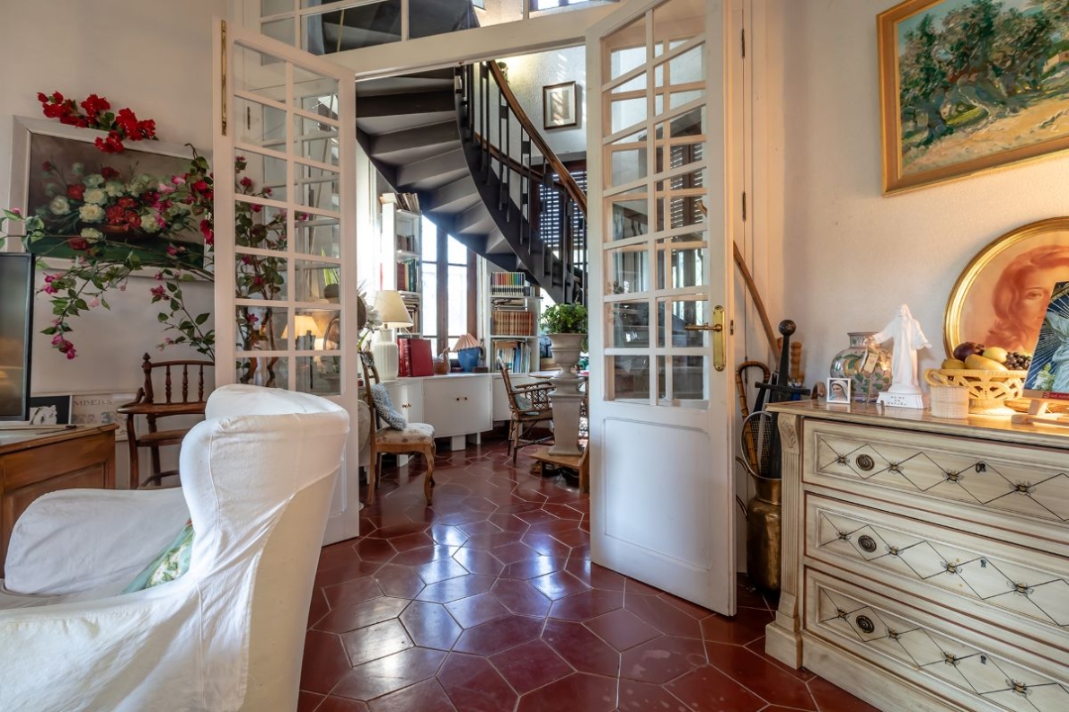 Unique villa with pool for sale in Naquera