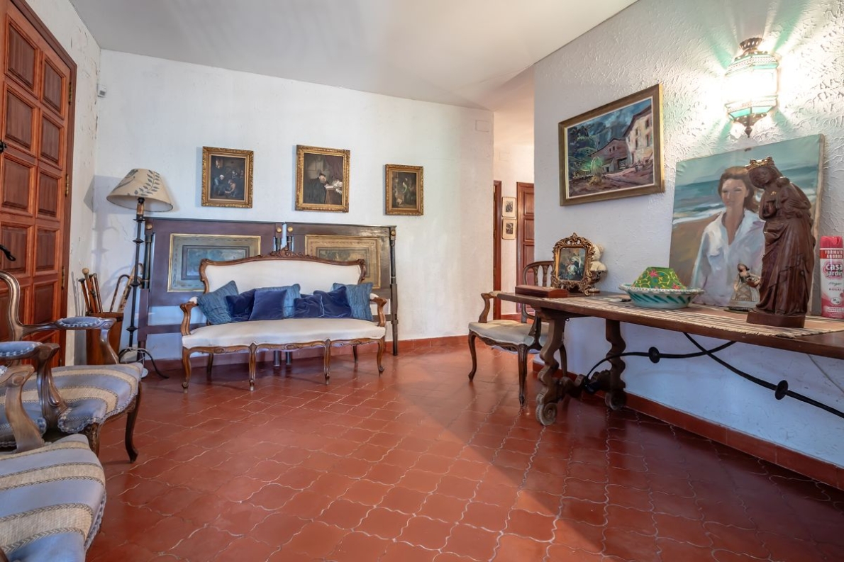 Unique villa with pool for sale in Naquera