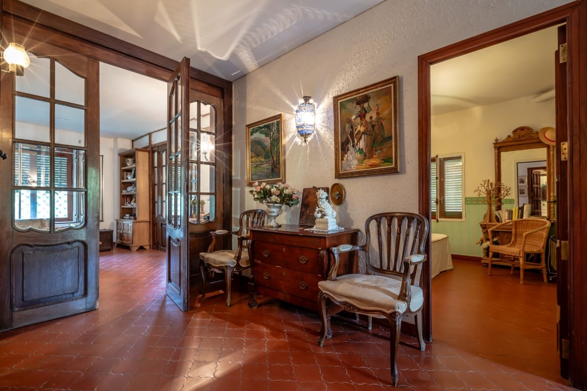 Unique villa with pool for sale in Naquera