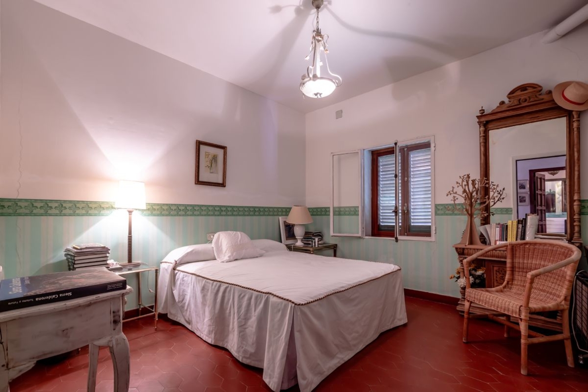 Unique villa with pool for sale in Naquera
