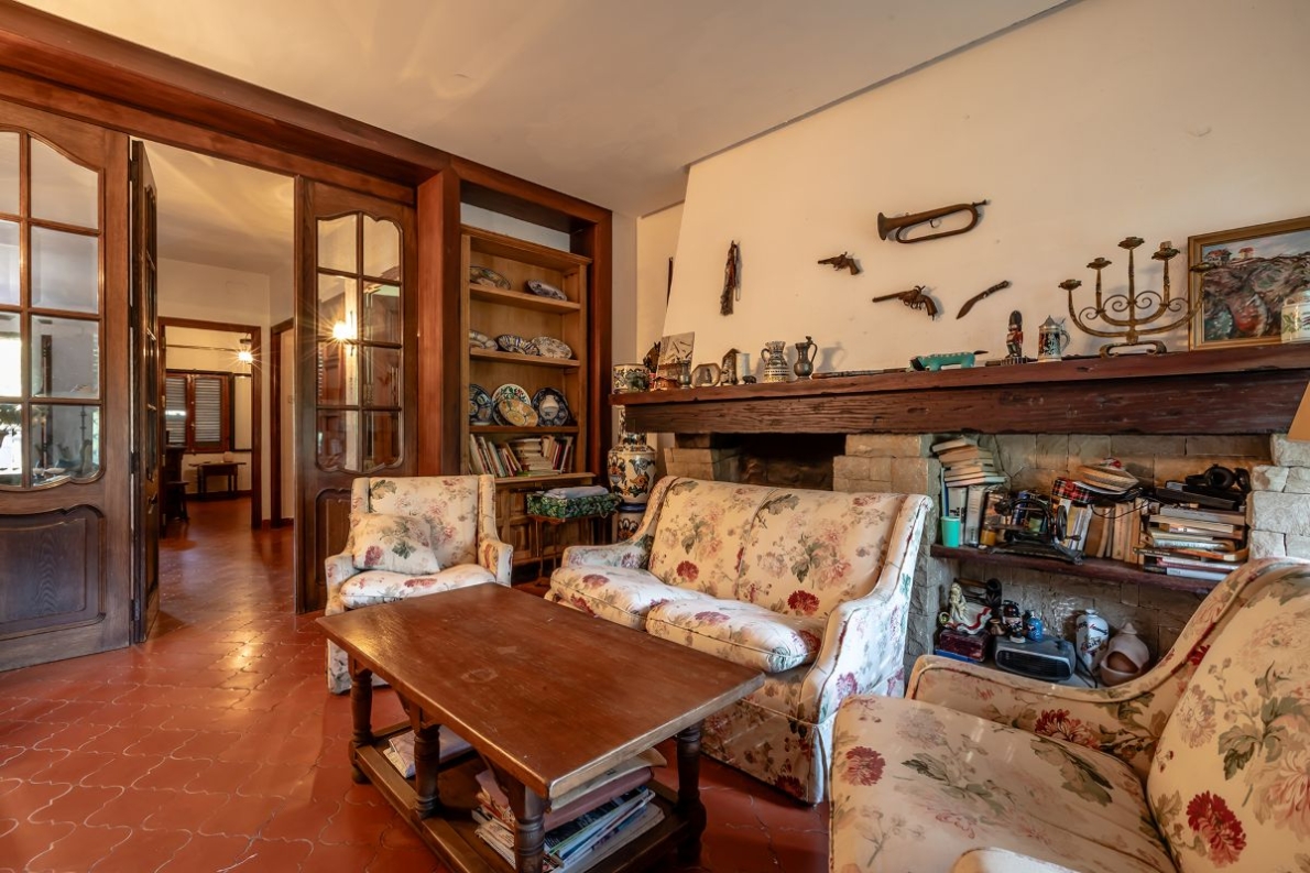 Unique villa with pool for sale in Naquera