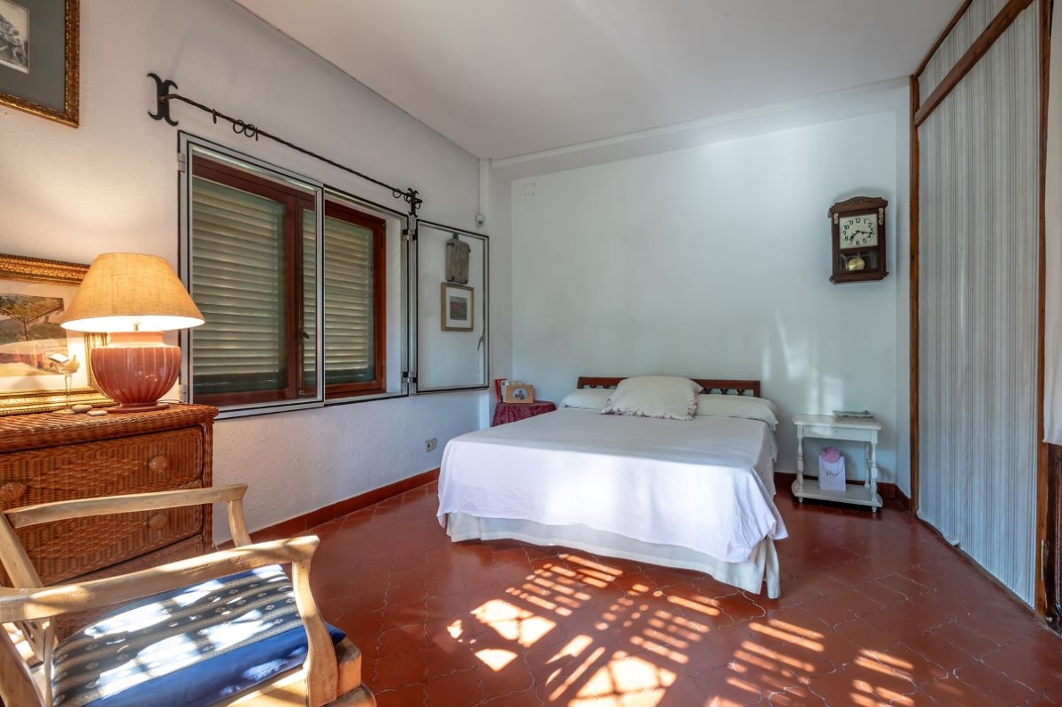 Unique villa with pool for sale in Naquera