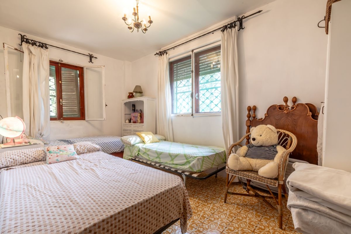 Unique villa with pool for sale in Naquera