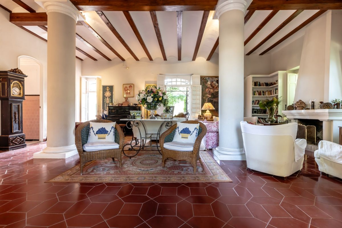 Unique villa with pool for sale in Naquera