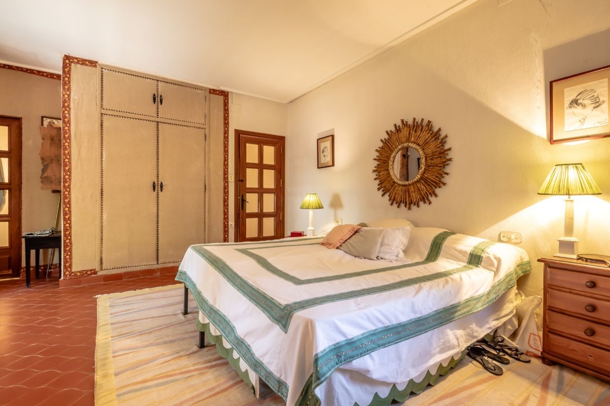 Unique villa with pool for sale in Naquera