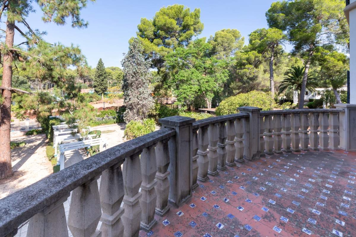 Unique villa with pool for sale in Naquera