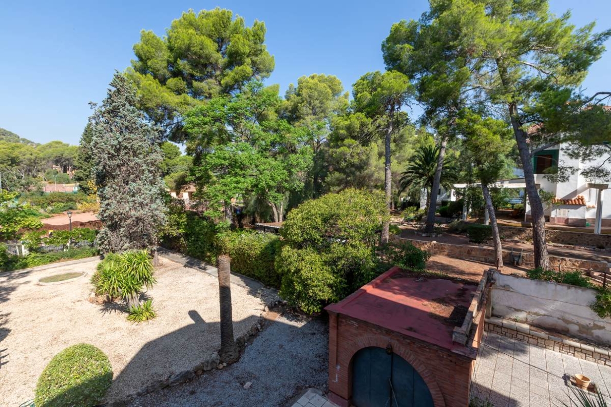 Unique villa with pool for sale in Naquera