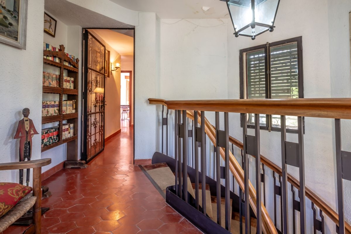 Unique villa with pool for sale in Naquera