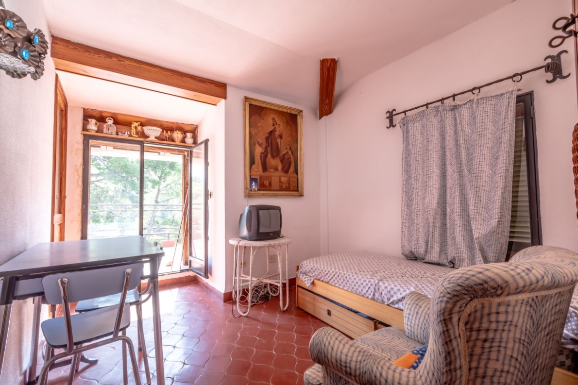 Unique villa with pool for sale in Naquera