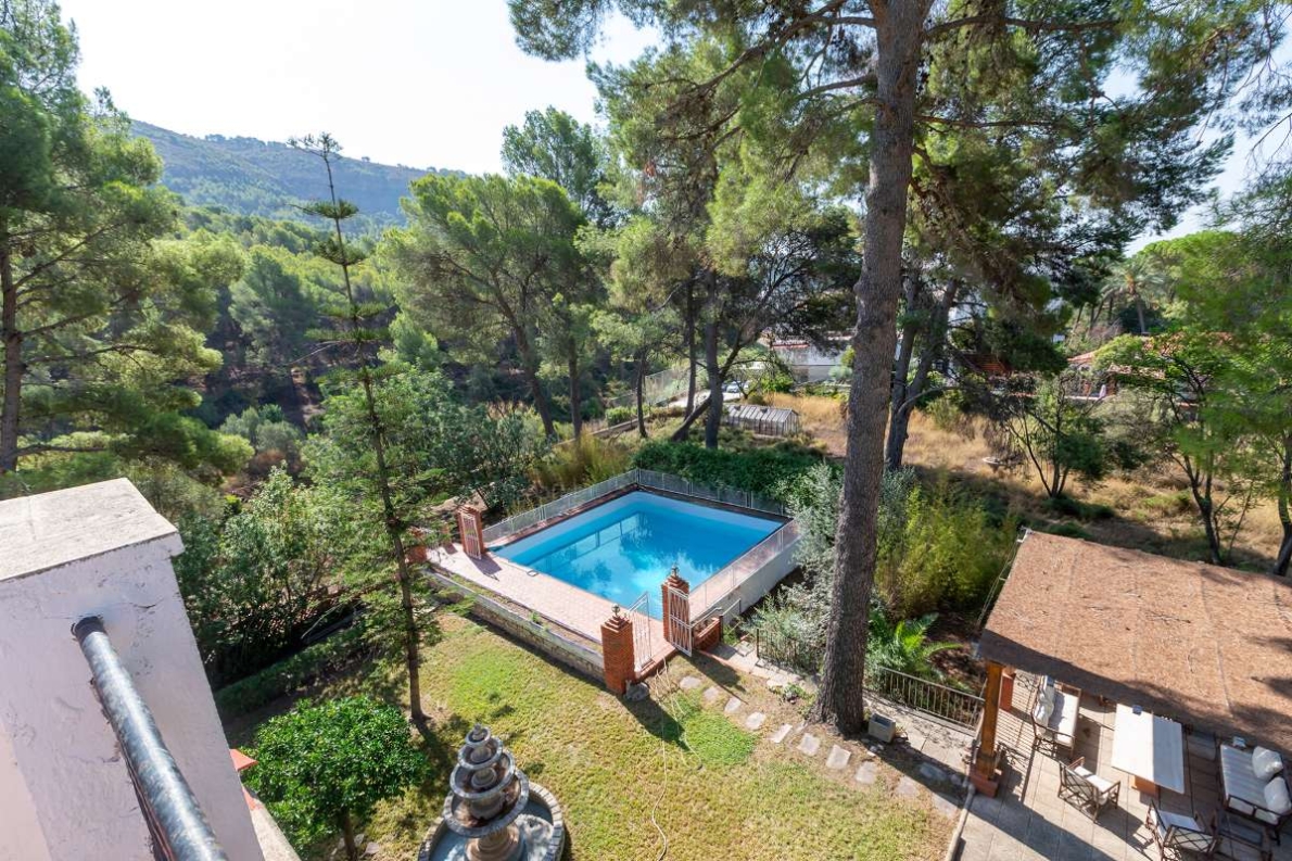 Unique villa with pool for sale in Naquera