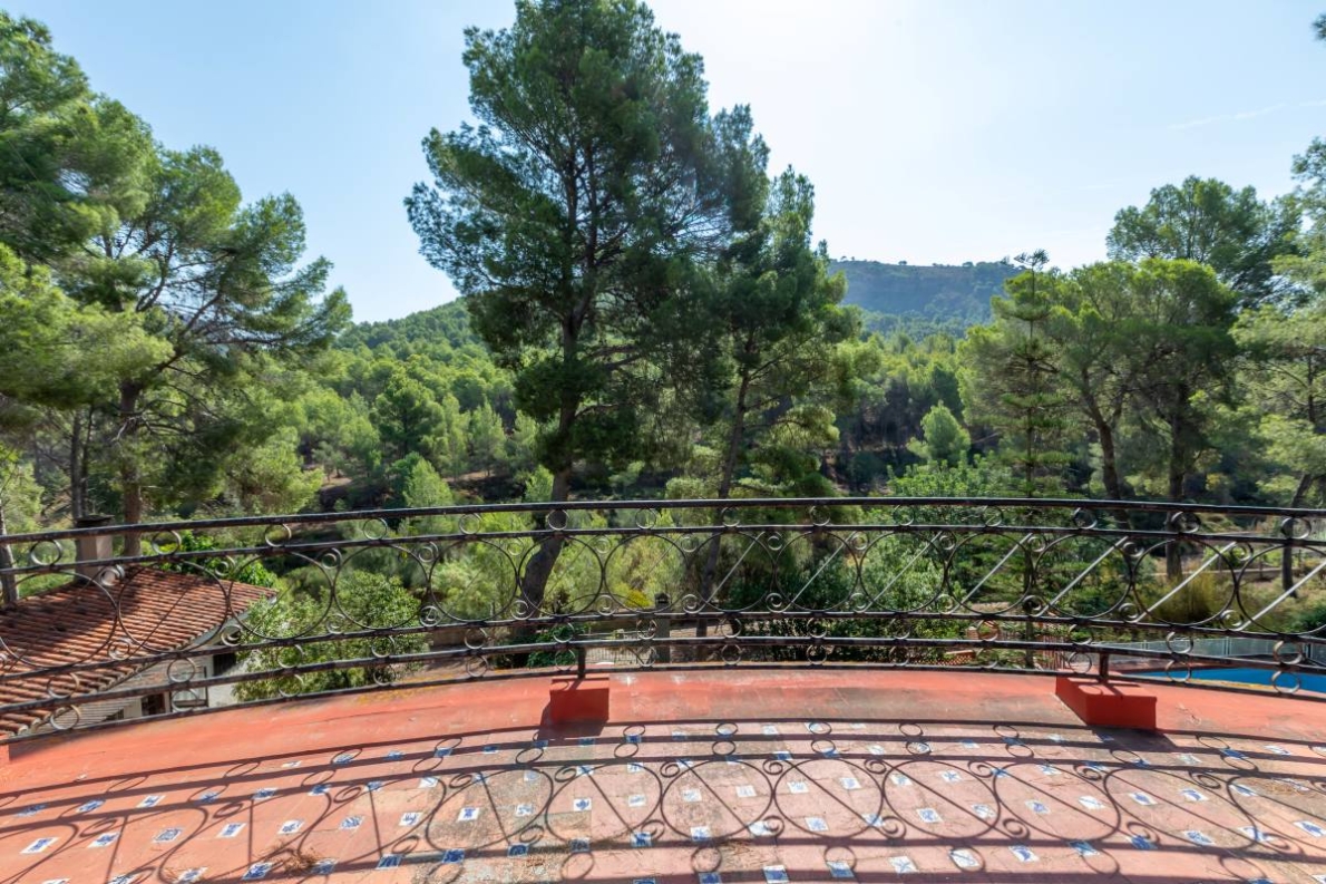 Unique villa with pool for sale in Naquera