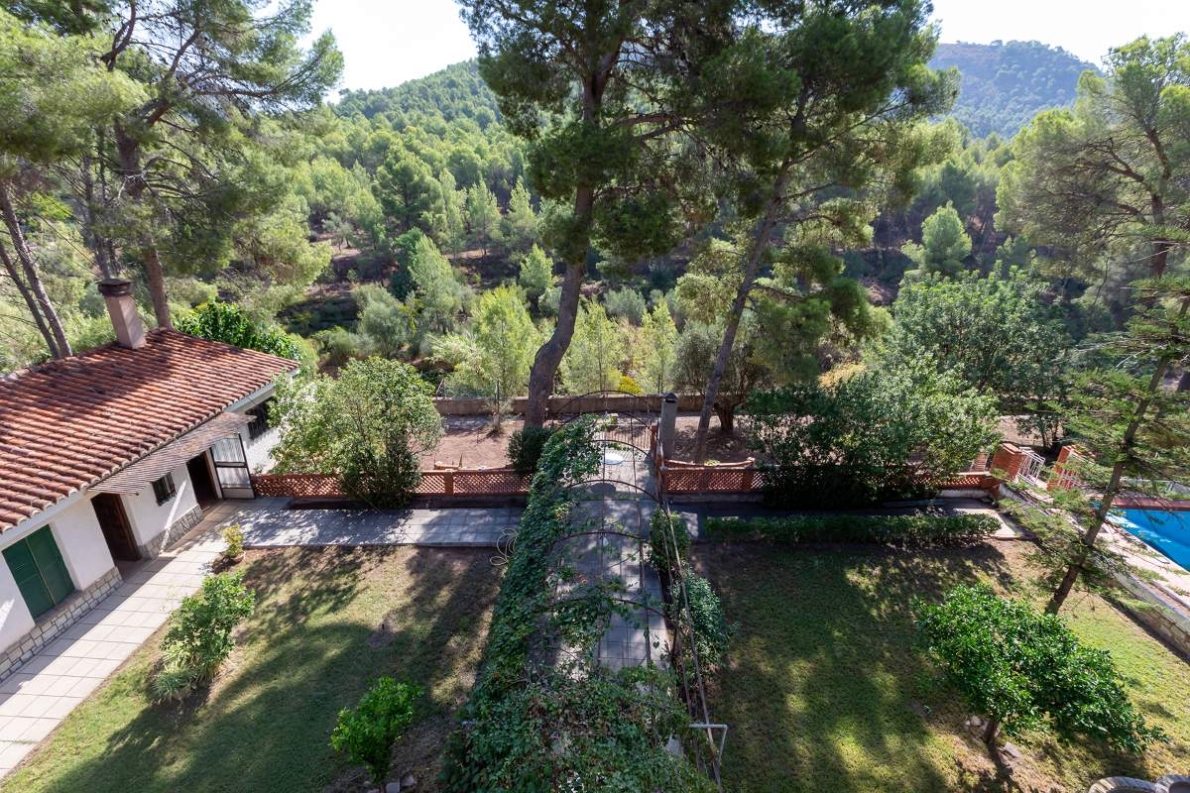 Unique villa with pool for sale in Naquera