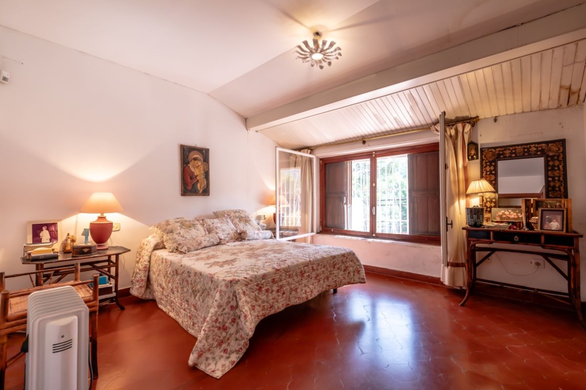 Unique villa with pool for sale in Naquera