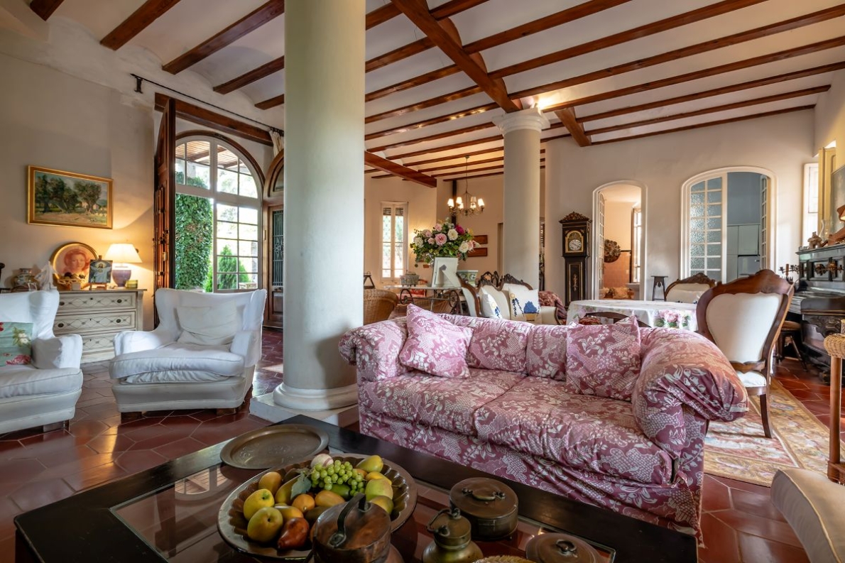 Unique villa with pool for sale in Naquera