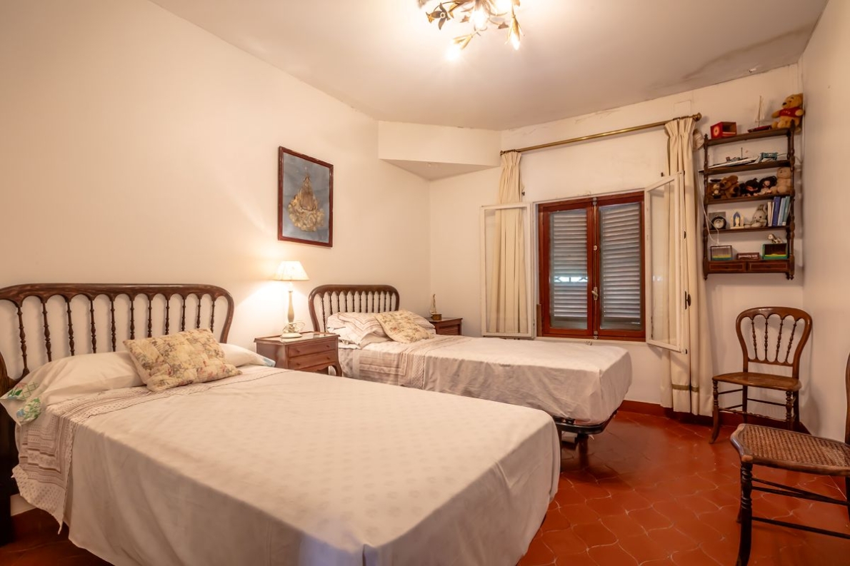 Unique villa with pool for sale in Naquera