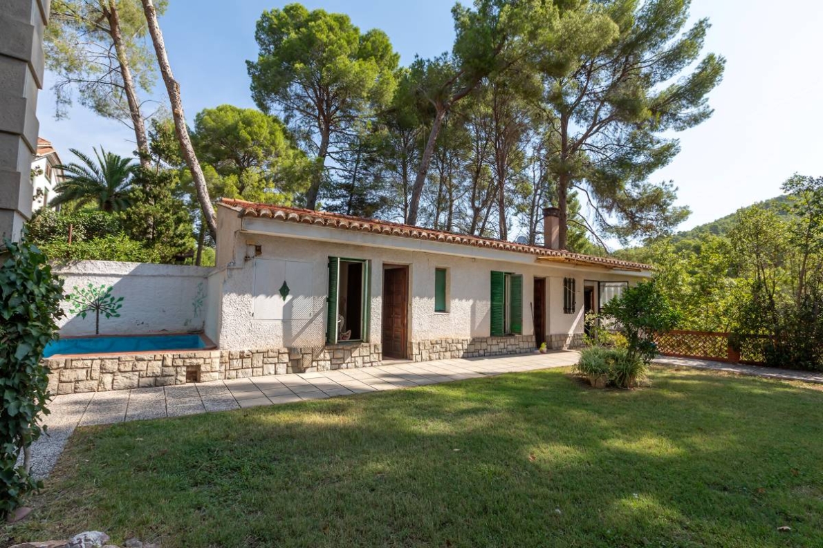 Unique villa with pool for sale in Naquera