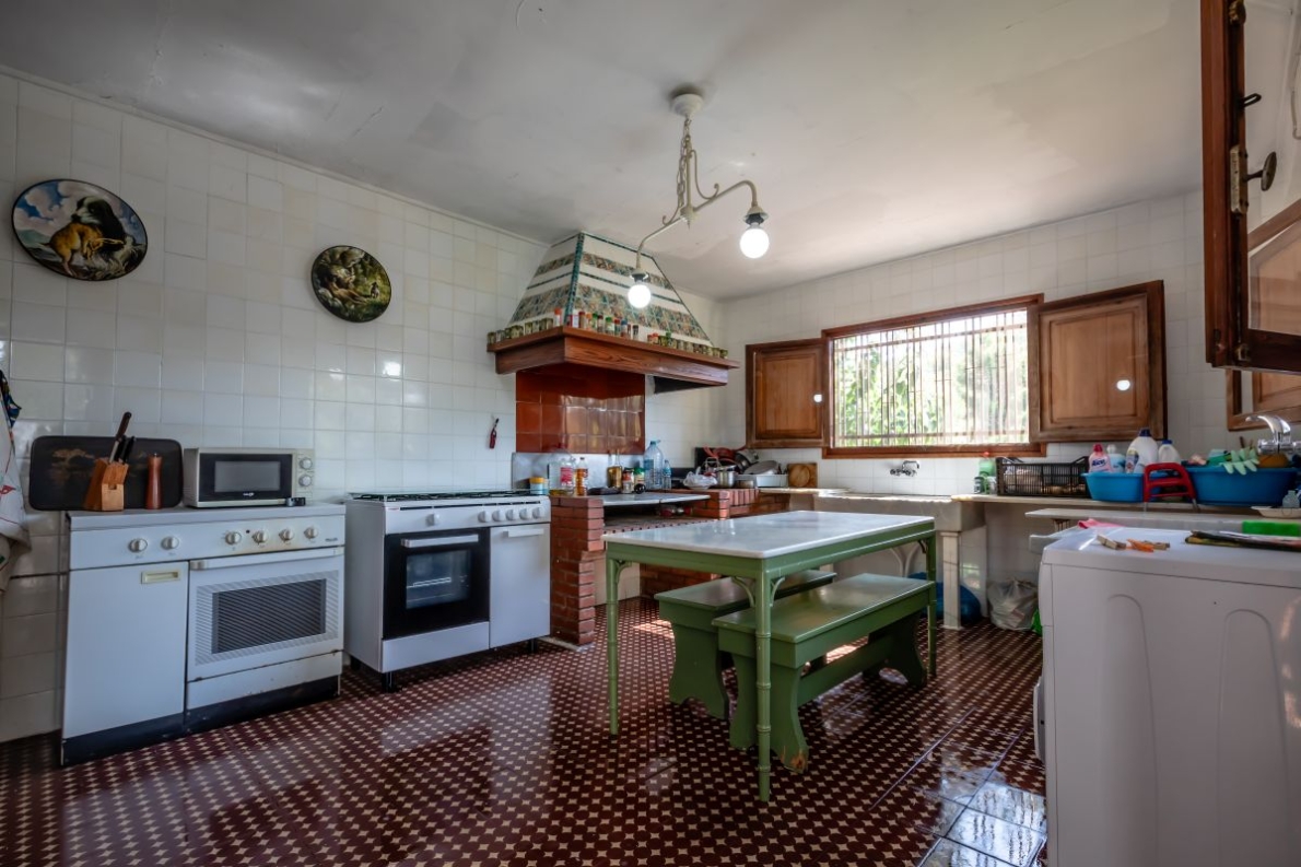 Unique villa with pool for sale in Naquera