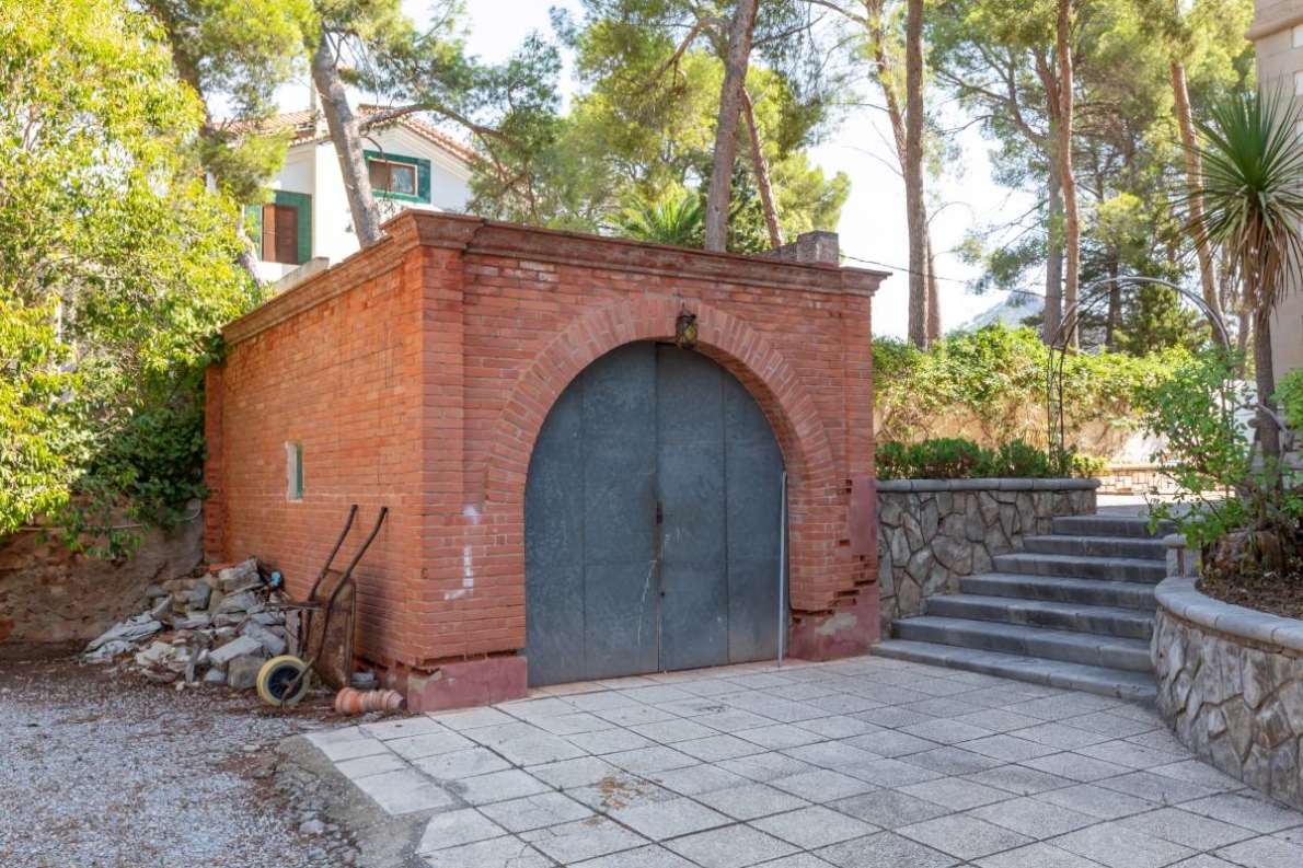 Unique villa with pool for sale in Naquera