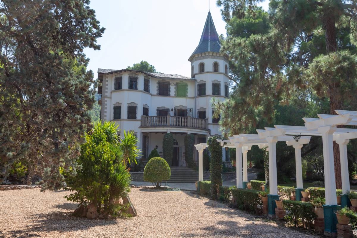 Unique villa with pool for sale in Naquera