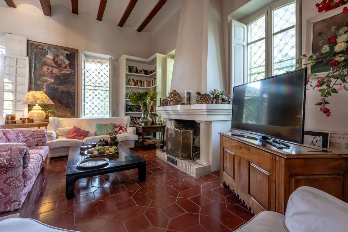 Unique villa with pool for sale in Naquera