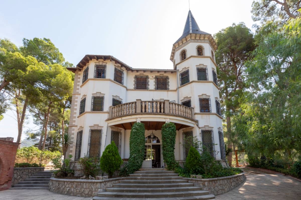 Unique villa with pool for sale in Naquera