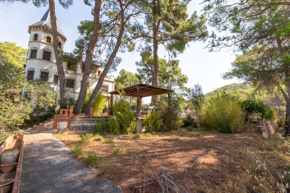 Unique villa with pool for sale in Naquera