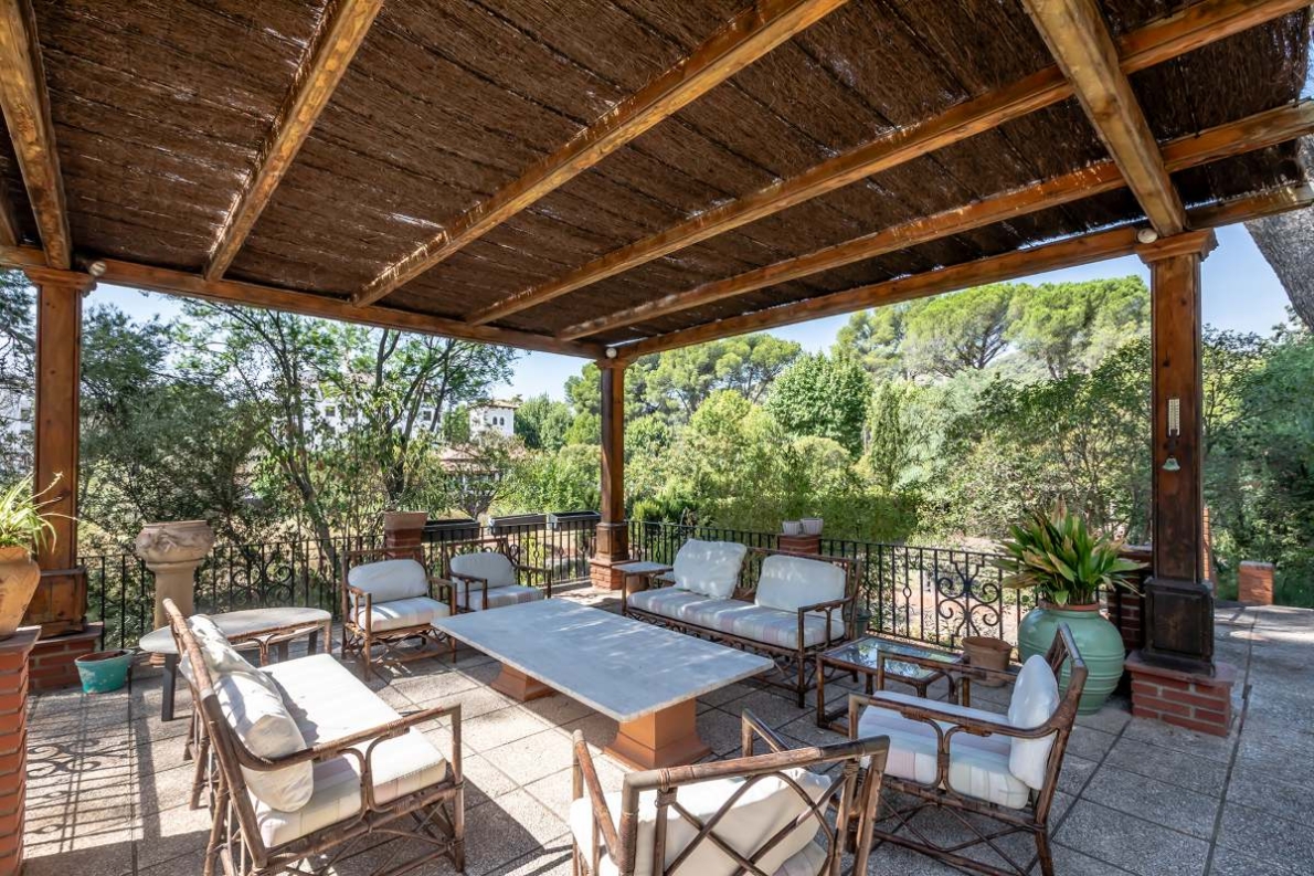 Unique villa with pool for sale in Naquera