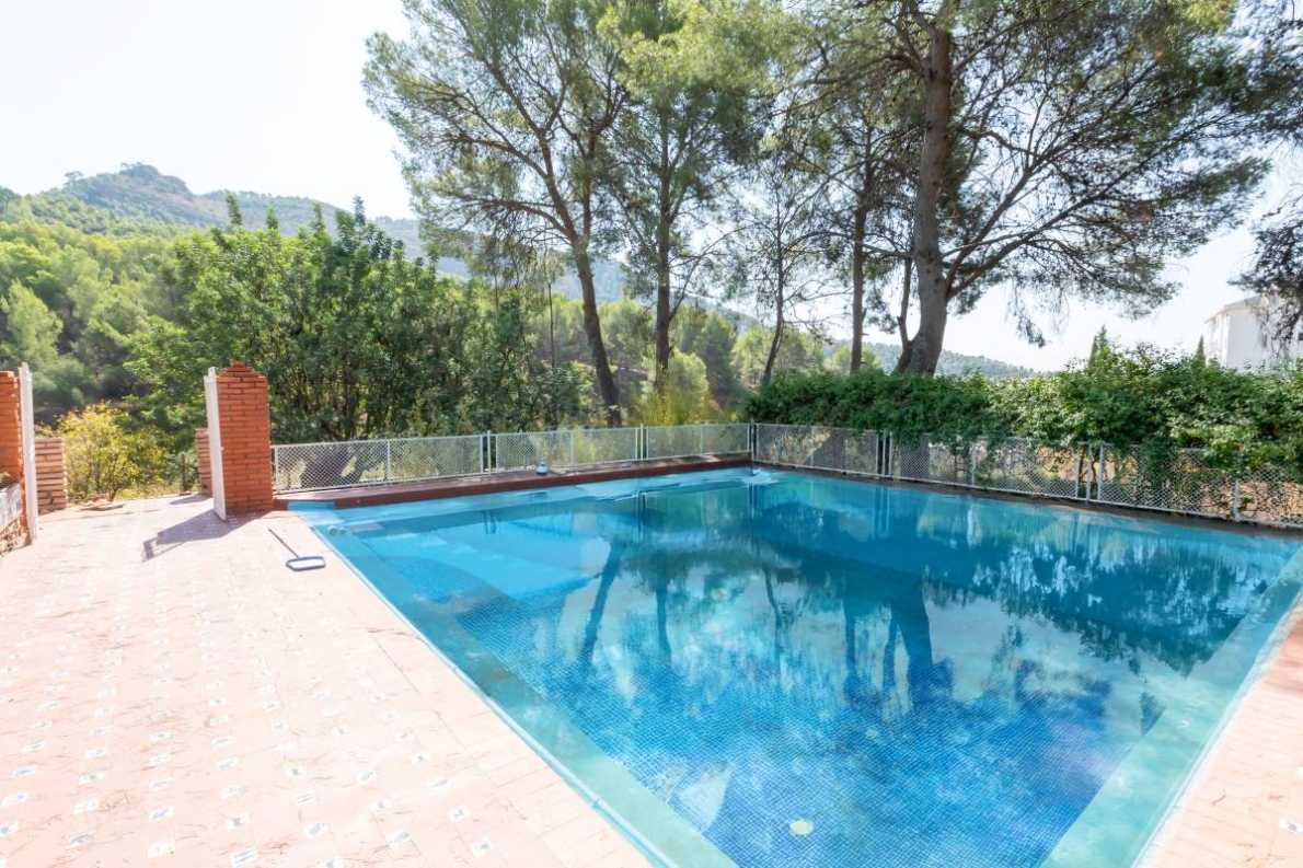 Unique villa with pool for sale in Naquera